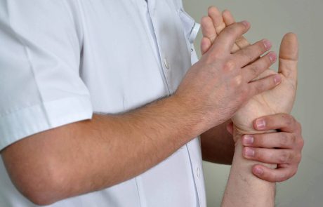 enfermeiro a segurar mão de utente