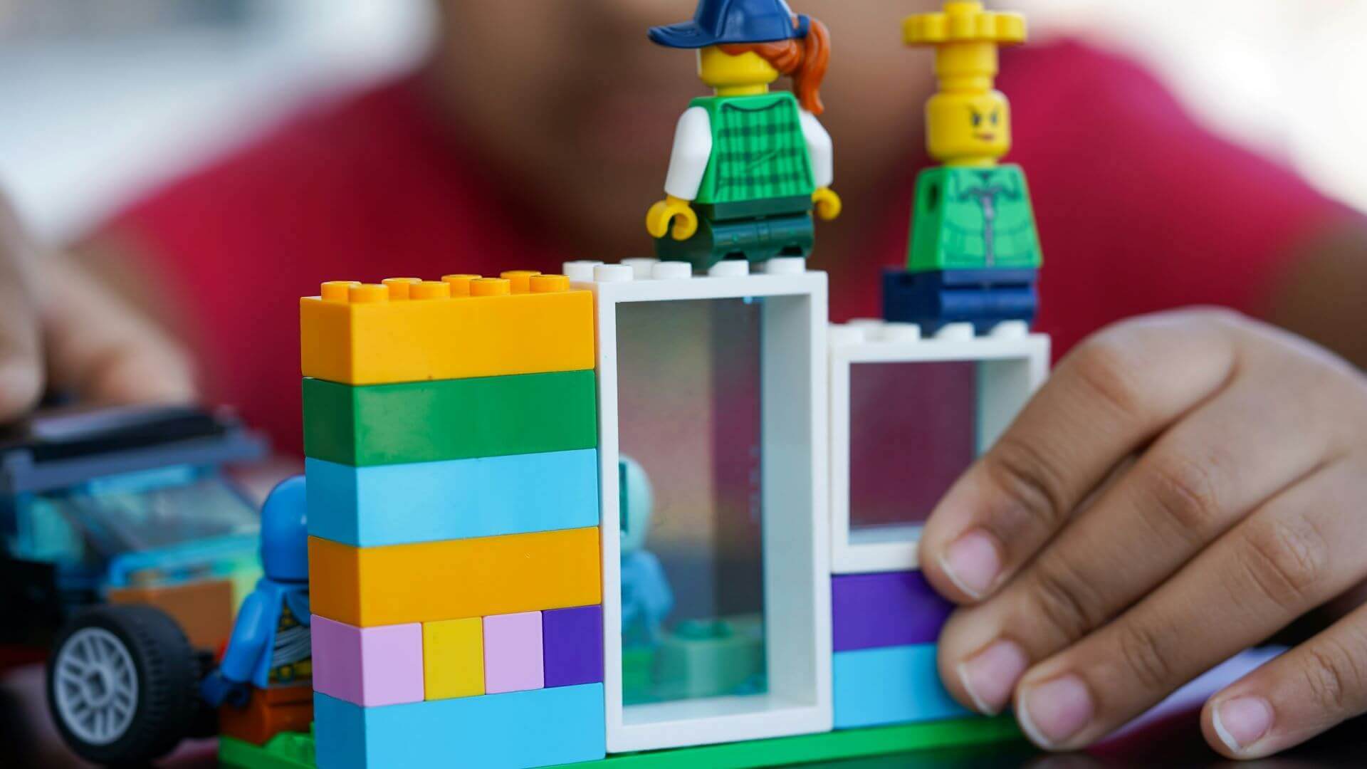 Criança a brincar com legos
