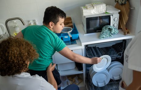 Fisioterapeuta e crianças em atividade