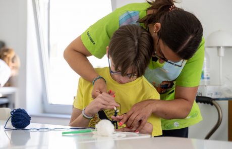 Fisioterapeuta e crianças em atividade