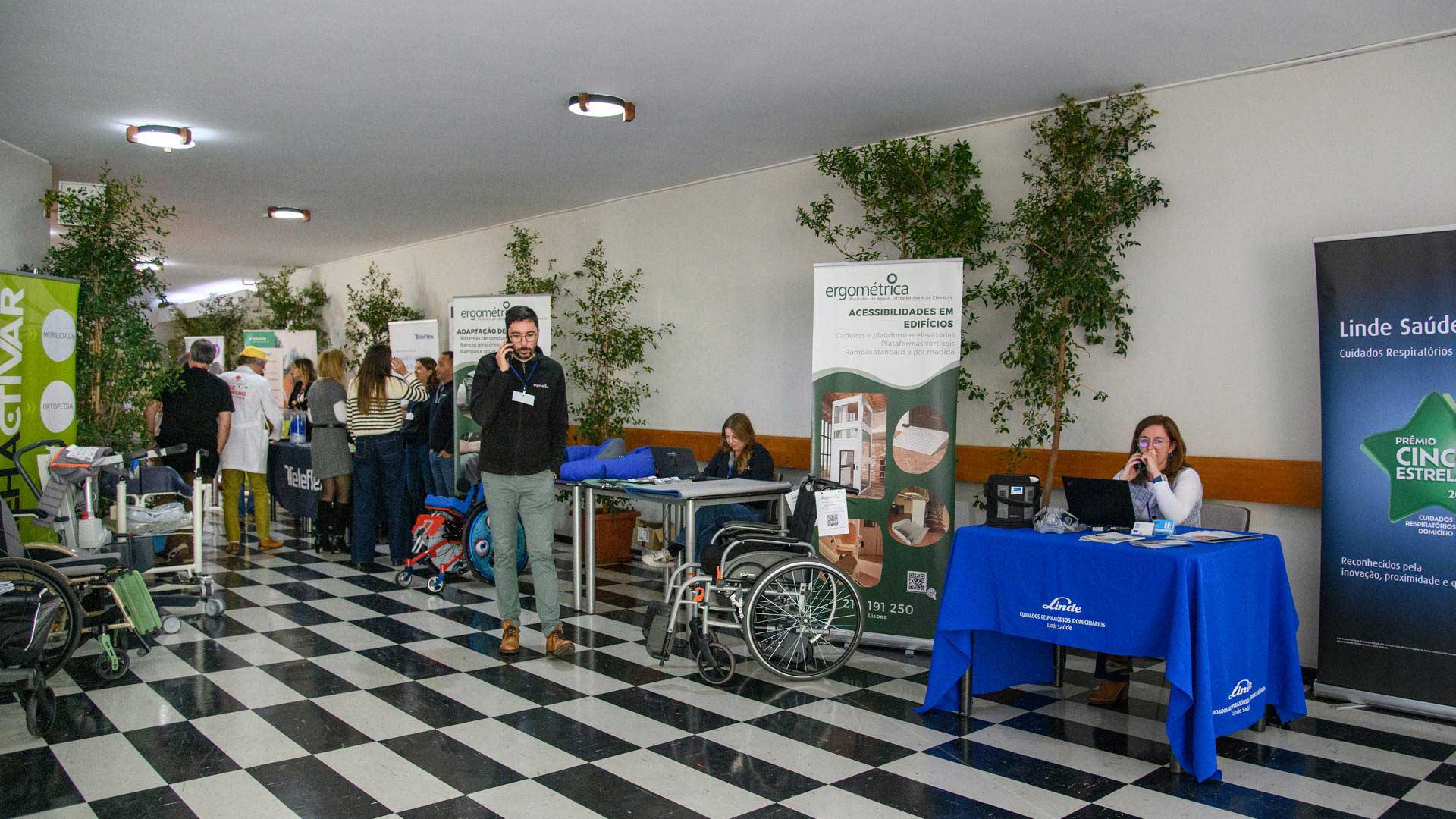 Entrada do 2º seminário de do Núcleo de Enfermeiros de Reabilitação do CMRA, com stands de várias entidades