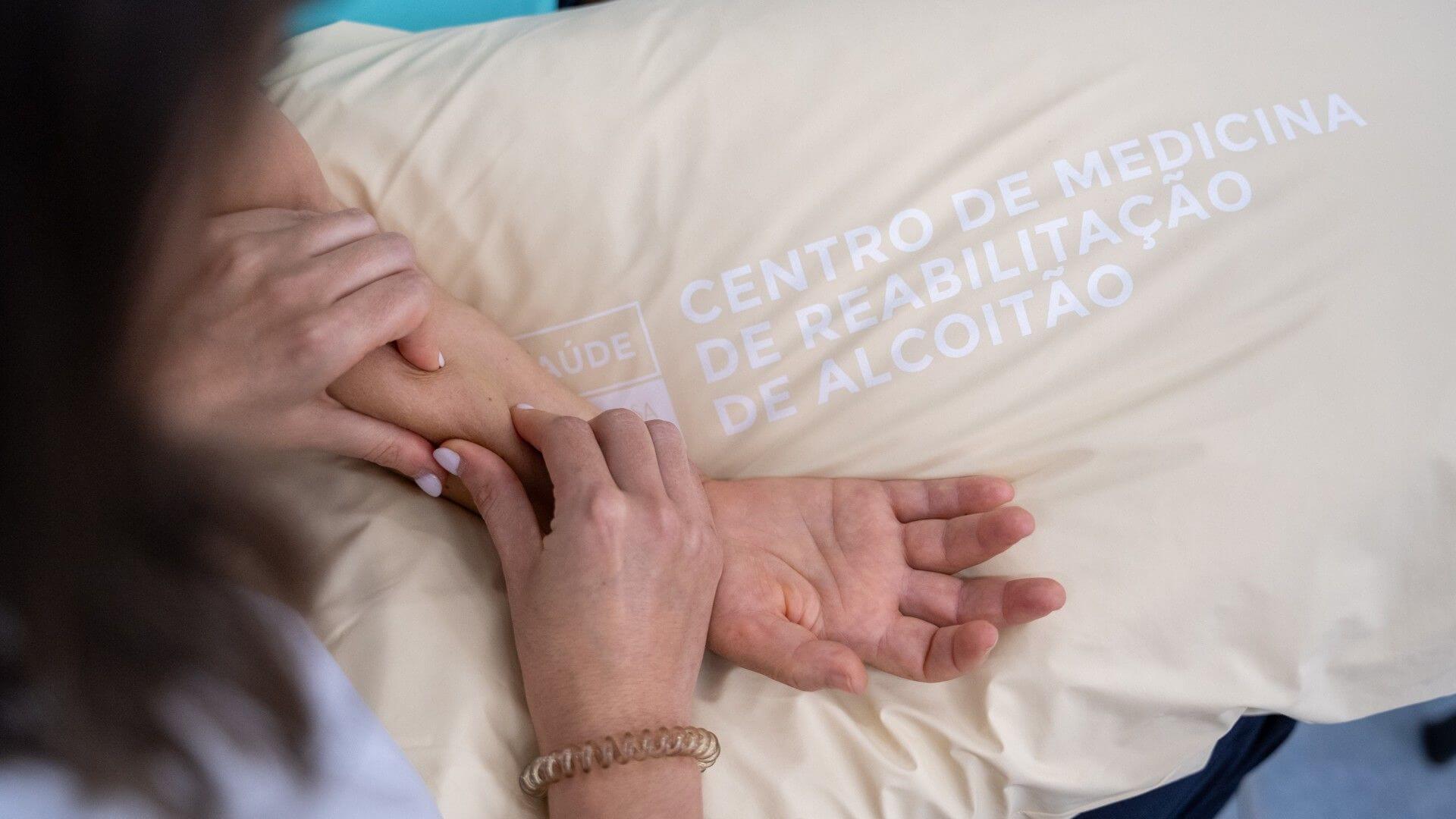 Sessão de fisioterapia com mãos por cima de almofada do CMRA