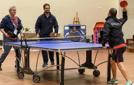 Demonstração de ténis de mesa adaptado