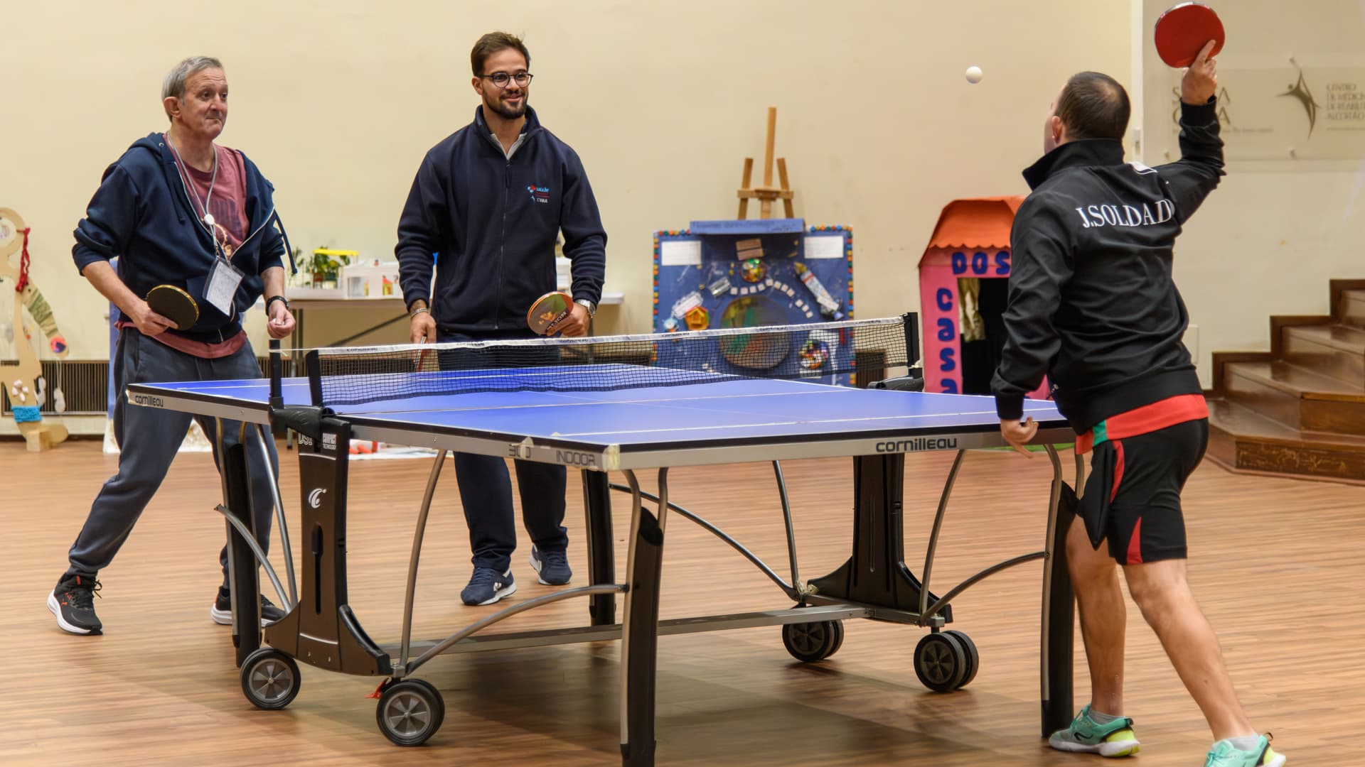 Demonstração de ténis de mesa adaptado