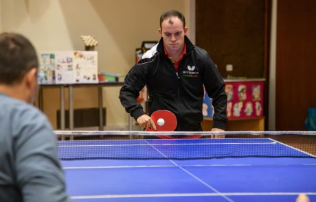 Demonstração de ténis de mesa adaptado