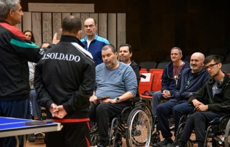 utentes e colaboradores do CMRA ouvem com atenção representantes da Federação Portuguesa de Ténis de Mesa