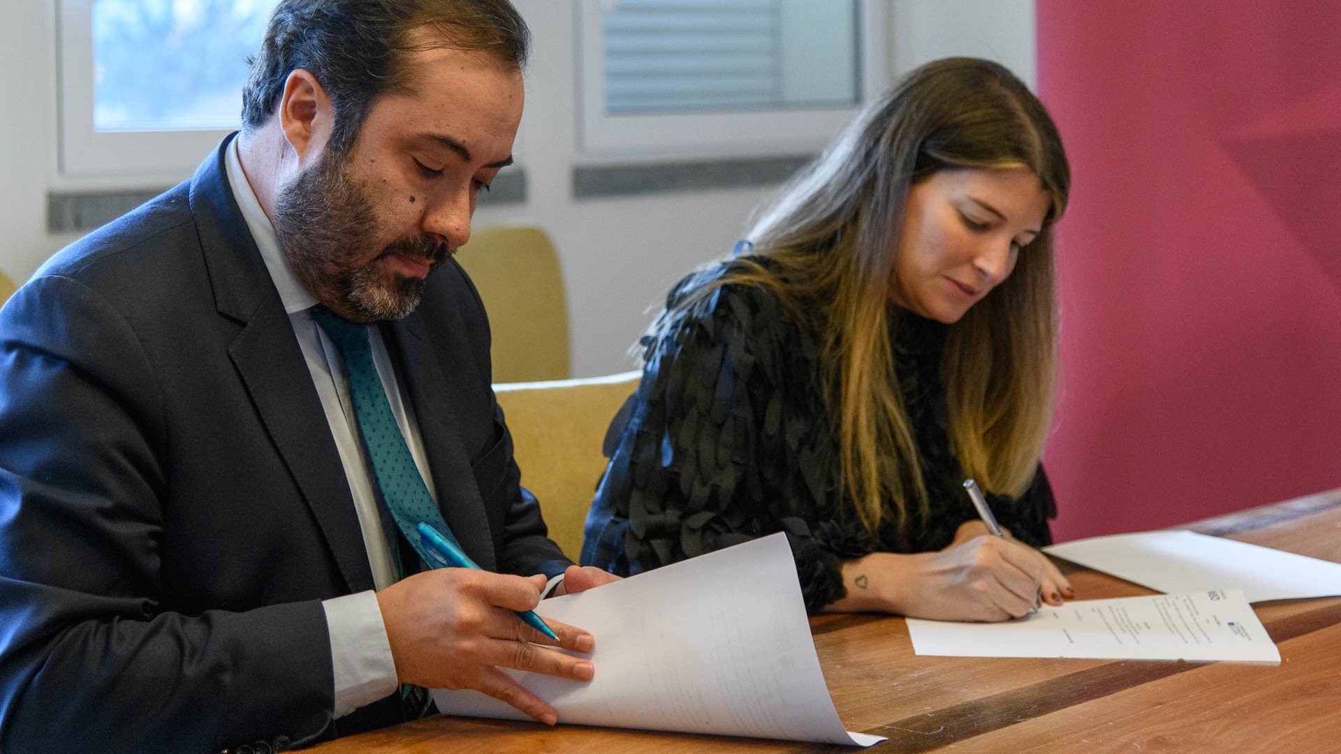 André Brandão de Almeida, Administrador da Santa Casa com o pelouro da Saúde, e por Carolina Pita Negrão, Diretora da Fundação MEO, assinam documento