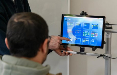 Pessoa a olhar para ecrã