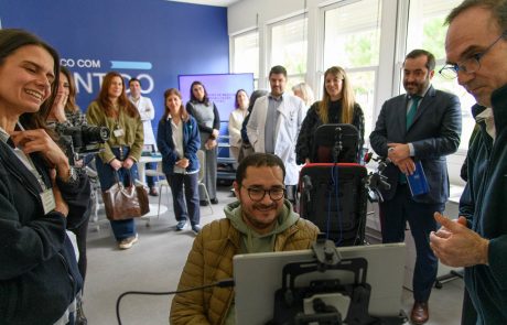 Staff do CMRA e pessoa a olhar para ecrã de computador