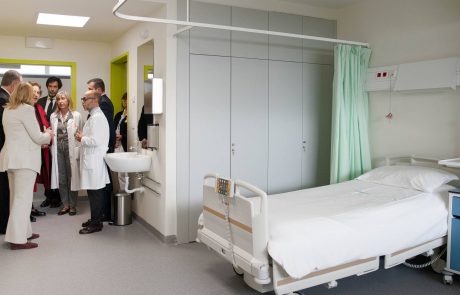 Provedor e membros da mesa na inauguração Piso 3 do Centro de Medicina de Reabilitação de Alcoitão