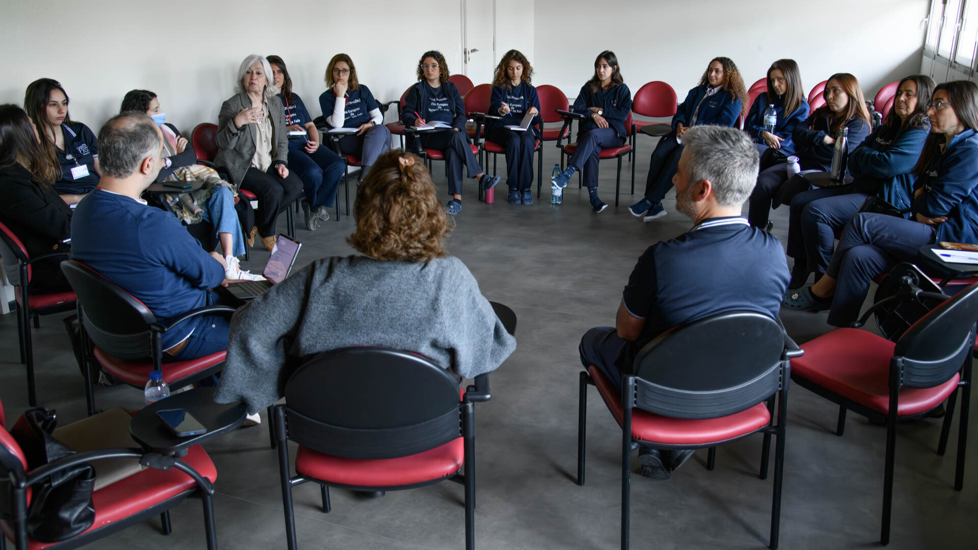 Participantes sentados numa roda