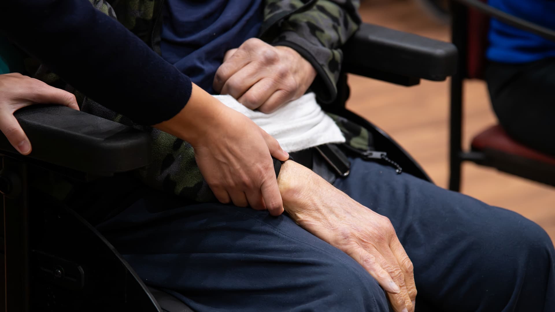 Mãos seguram uma na outra