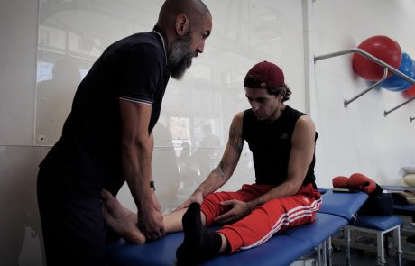 Daniel Cardoso em sessão de fisioterapia