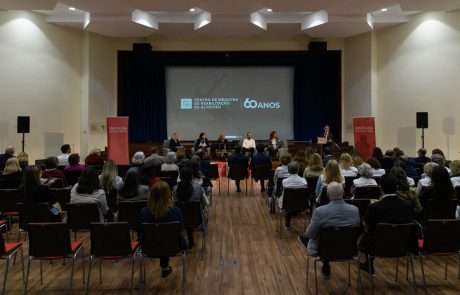 dezenas de profissionais de Serviço Social, no auditório do Centro de Medicina de Reabilitação de Alcoitão