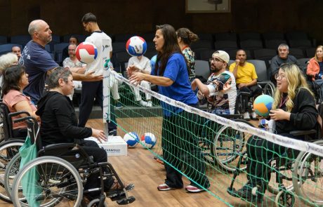 utentes e profissionais em sessão de voleibol adaptado no auditório do Centro de Medicina de Reabilitação de Alcoitão