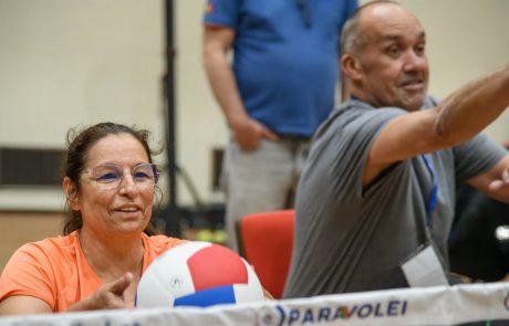 utentes e profissionais em sessão de voleibol adaptado no auditório do Centro de Medicina de Reabilitação de Alcoitão