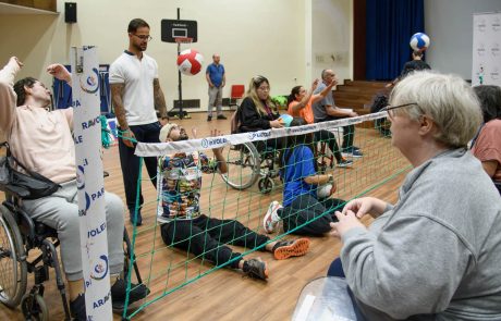 utentes e profissionais em sessão de voleibol adaptado no auditório do Centro de Medicina de Reabilitação de Alcoitão