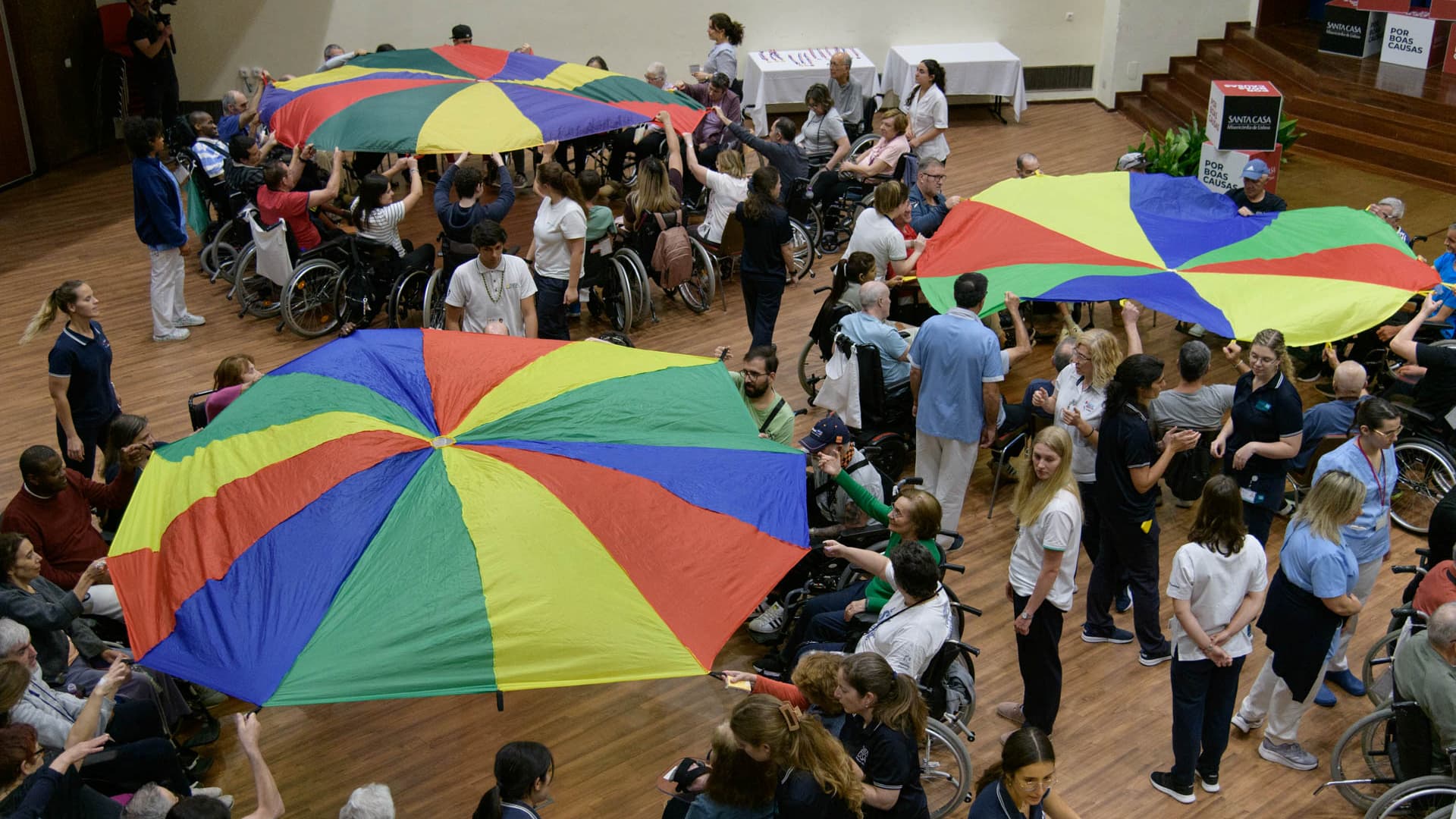 Utentes abanam rodas de tecido gigantes