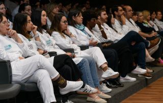 Staff do CMRA sentado no auditório