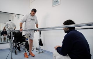 Sessão de reabilitação com senhor com prótese na perna