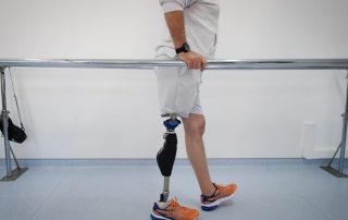 Sessão de reabilitação com senhor com prótese na perna