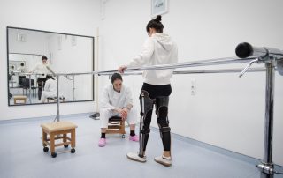 Sessão de reabilitação com senhora com prótese na perna e profissional