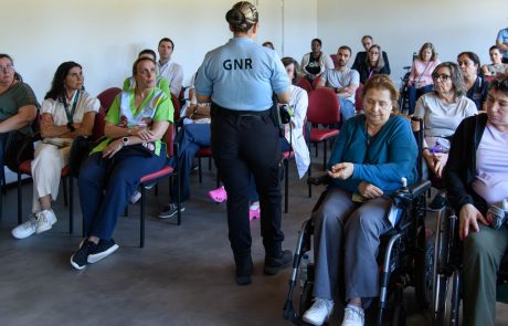 Membros do Departamento de Investigação Criminal da GNR explicam aos presentes as várias vertentes da violência doméstica