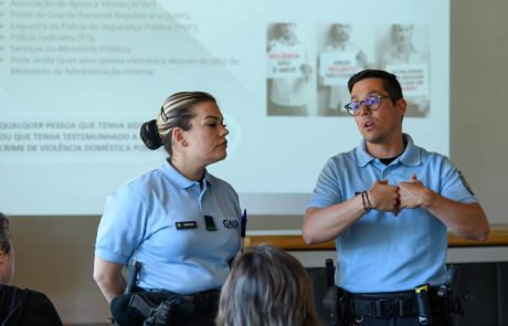 Membros do Departamento de Investigação Criminal da GNR explicam aos presentes as várias vertentes da violência doméstica