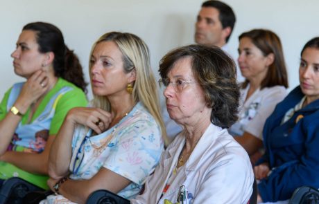 Várias pessoas - entre utentes, colaboradores do CMRA, famílias e voluntários - assistindo à palestra