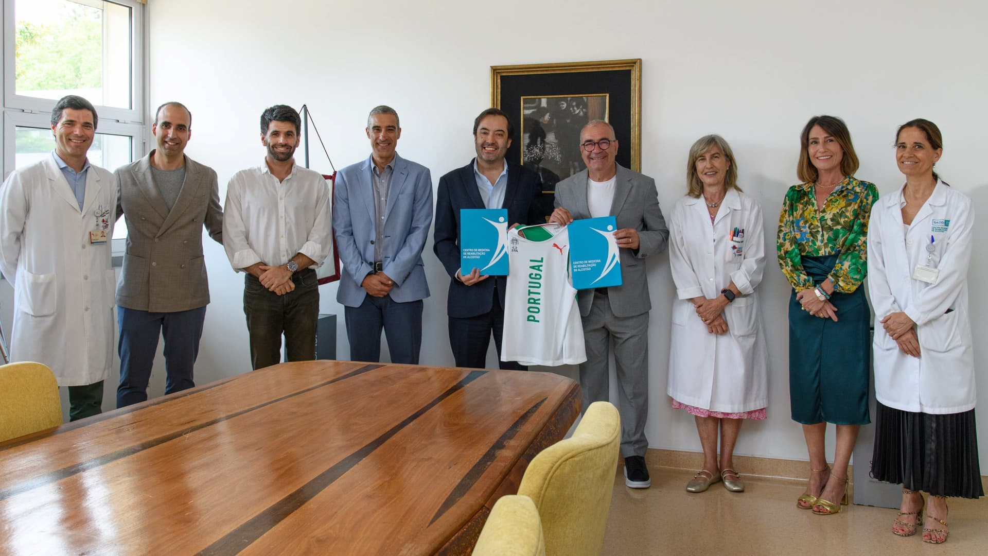 André Brandão de Almeida, administrador da Santa Casa com a área da Saúde, e Domingos Castro, presidente da Federação Portuguesa de Atletismo, entre outros responsáveis das duas entidades.