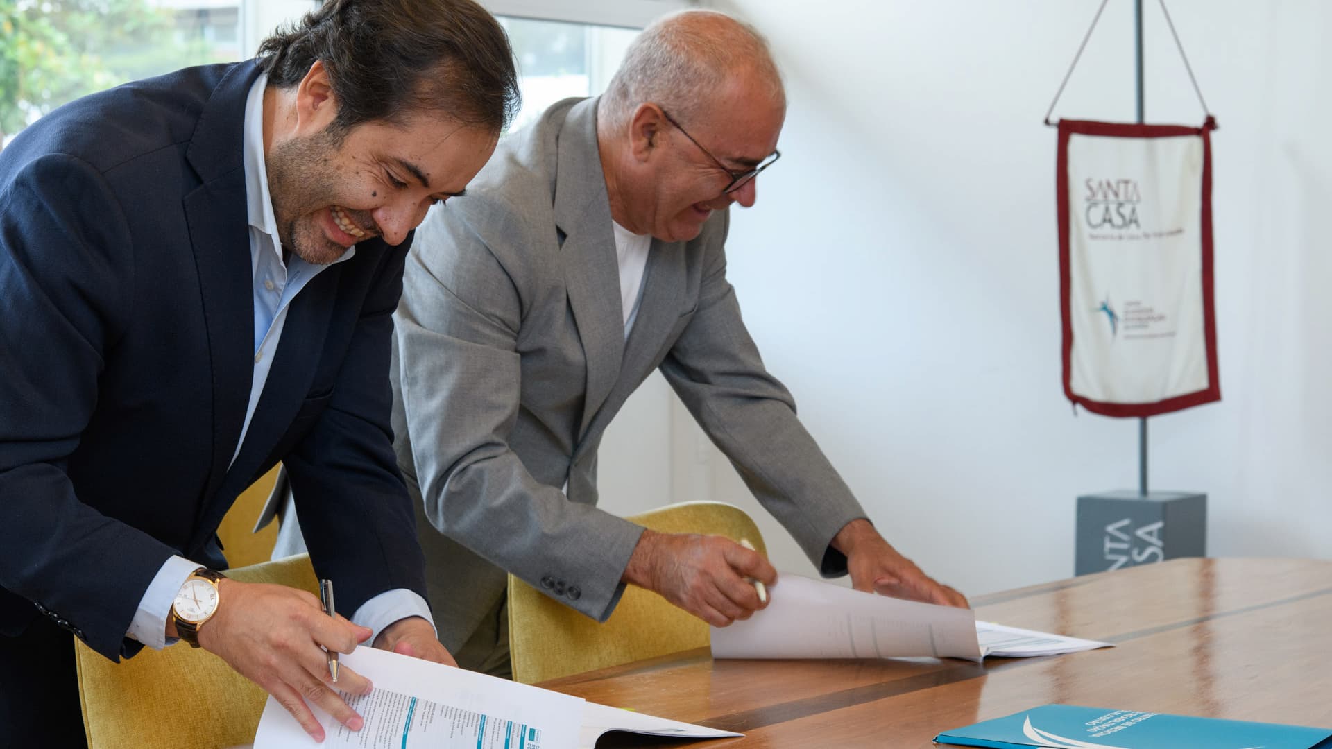 protocolo FPA 2 André Brandão de Almeida, administrador da Santa Casa com a área da Saúde, e Domingos Castro, presidente da Federação Portuguesa de Atletismo