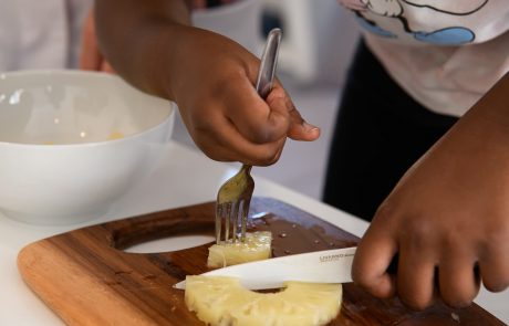 mãos a fazer pizza