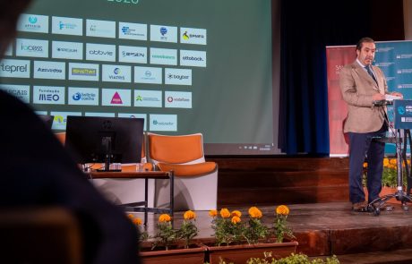André Brandão de Almeida apresenta uma intervenção nas Jornadas Internacionais de Reabilitação CMRA 2026, junto a um ecrã com os patrocinadores do evento.
