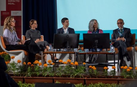 Quatro especialistas, duas mulheres e dois homens, participam numa mesa-redonda das Jornadas Internacionais de Reabilitação CMRA 2026.