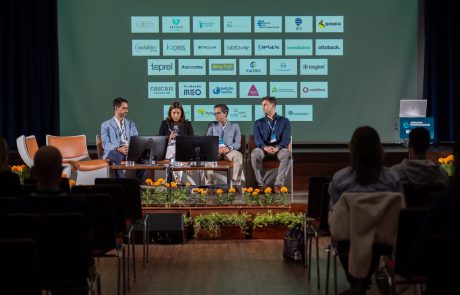 Quatro especialistas participam num painel de debate no palco das Jornadas Internacionais de Reabilitação CMRA 2026, perante o público.