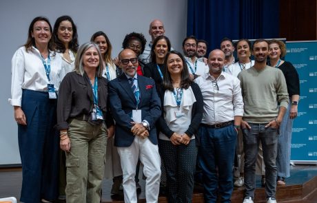 Grupo de quinze participantes das Jornadas Internacionais de Reabilitação CMRA 2026 posa para uma fotografia conjunta no palco do auditório.