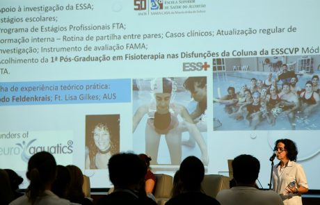 Palestrante fala à audiência no o auditório ddo CMRA
