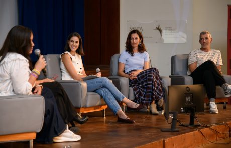 Quatro pessoas sentadas em tertúlia no palco do auditório do CMRA