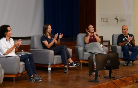 Quatro pessoas realizam tertúlia no palco do auditório do CMRA